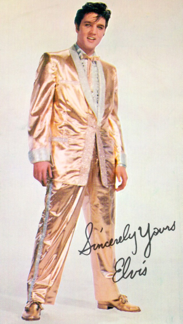 O terno dourado usado por Elvis Presley na capa de seu álbum 50,000,000 Elvis Fans Can’t Be Wrong - Elvis’s Gold Records – Volume 2, de 1959, é um dos looks mais icônicos da história, e foi criado para ele pelo legendário Nudie Cohn, criador dos nudie suits. Hoje ele está exposto em Graceland. (Foto: Getty Images)
