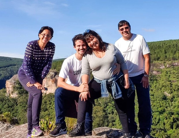 Mariana Xavier, o pai, João Vicente, sua madrasta, Nara, e o namorado, Diego Braga, (Foto: Reprodução/ Instagram)
