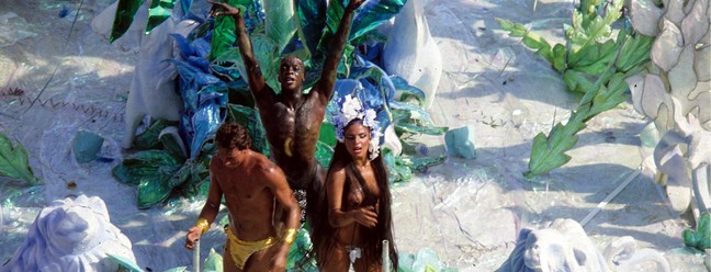 Jorge Lafond, ao lado dos atores Paulo César Grande e Márcia Porto, no desfile da Beija-Flor em 1985 com o enredo "A Lapa de Adão e Eva" — Foto: Ricardo Leoni