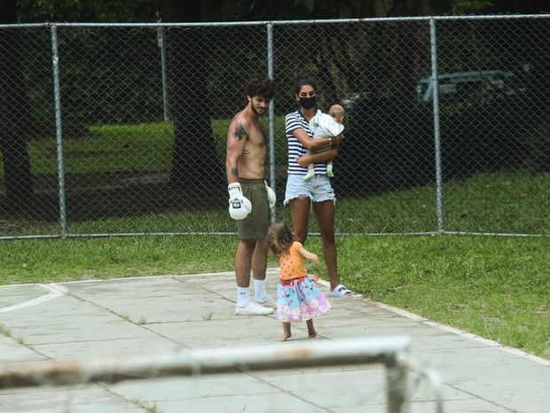 Chay Suede leva filhos para treino de boxe (Foto: AgNews)