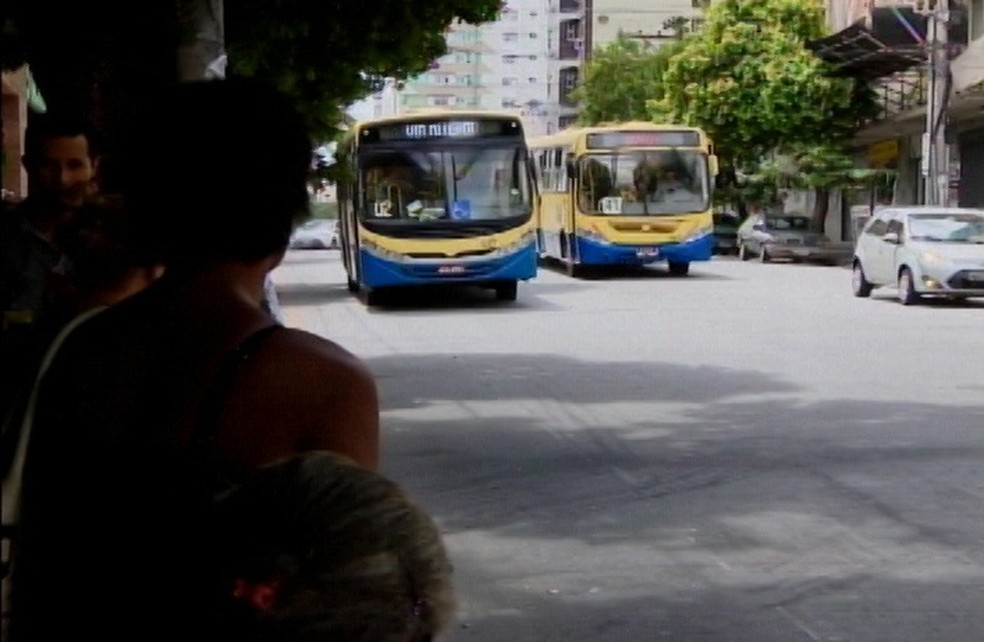 Ônibus de Divinópolis estão funcionando em horário especial nesta segunda-feira (Foto: TV Integração/Reprodução)