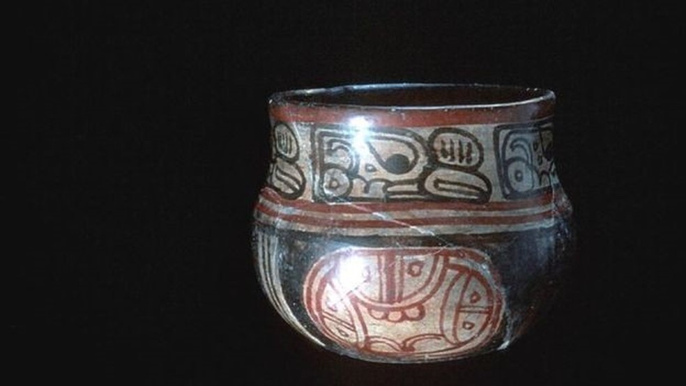 Entre os utensílios maias há vasos e pedras para moer (Foto: PAYSON SHEETS)