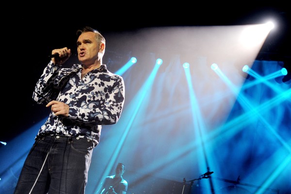 Morrissey é derrubado no palco por fã (Foto: Getty Images)