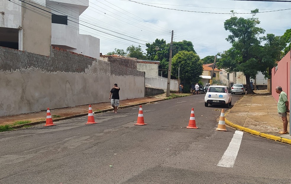 Caminhão-baú enroscou em fiação na Rua Barão de Serra Negra, em Presidente Prudente (SP) — Foto: Defesa Civil 