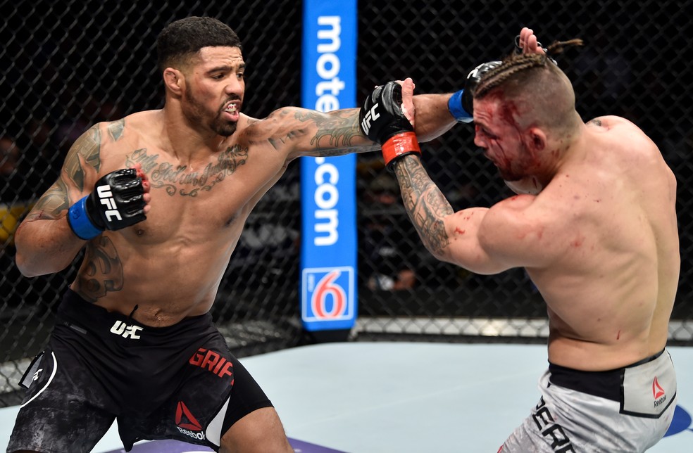 Max Griffin castigou o rosto de Mike Perry, coberto de sangue (Foto: Getty Images)