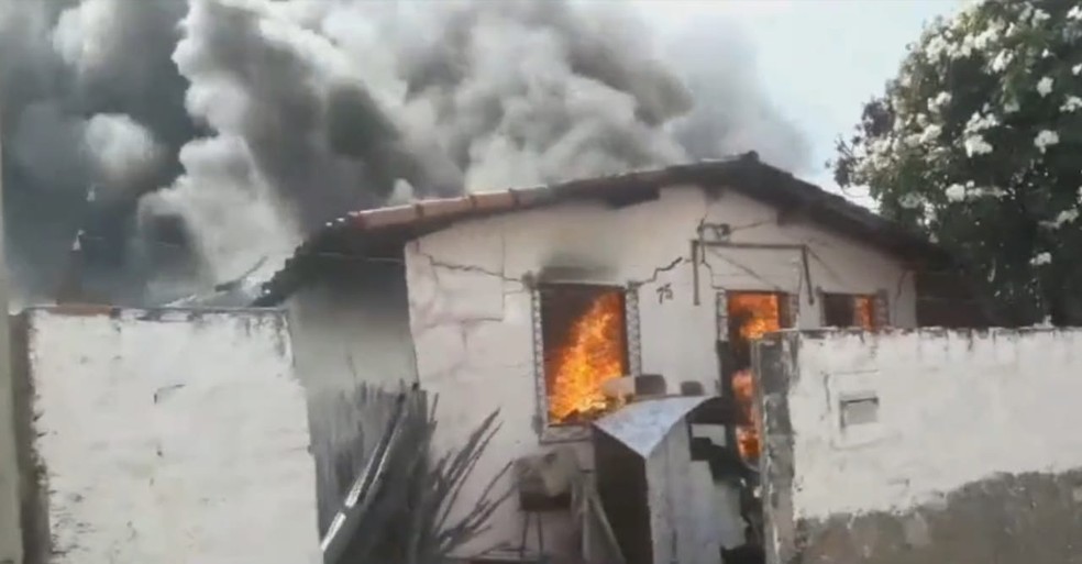 Casa foi completamente destruída pelo fogo — Foto: Reprodução