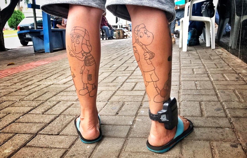A tornozeleira de Paulo, na perna cheia de tatuagens da turma do Chaves: "Ela machuca um pouco mas não me importo" — Foto: Jaqueline Naujorks/G1MS 