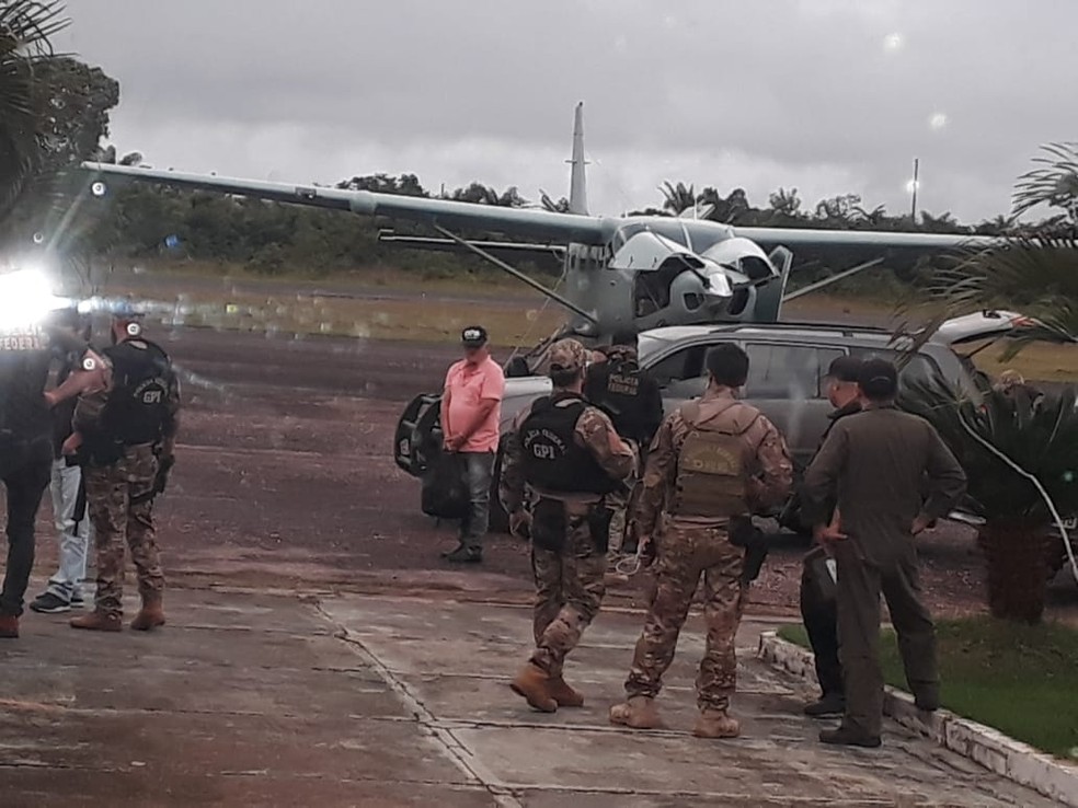 João Soares (de rosa), apontado como chefe da quadrilha, é preso em Tucumã, no Pará — Foto: Wesley Costa