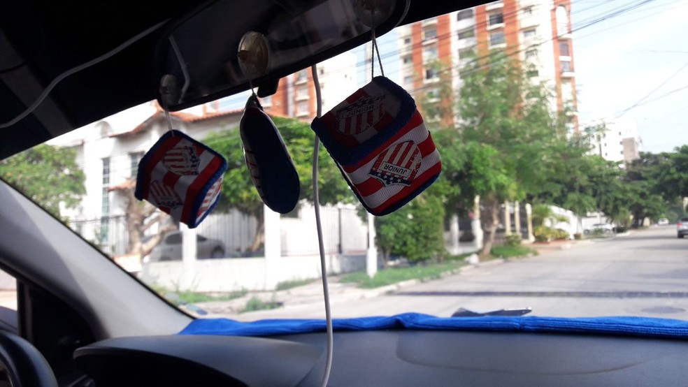 Táxi em Barranquilla carrega as cores do Junior (Foto: Bruno Giufrida)