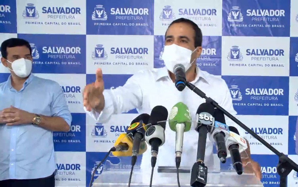 Prefeito de Salvador, Bruno Reis (branco), ao lado do secretário municipal de Saúde, Léo Prates (azul) — Foto: Reprodução/Redes Sociais