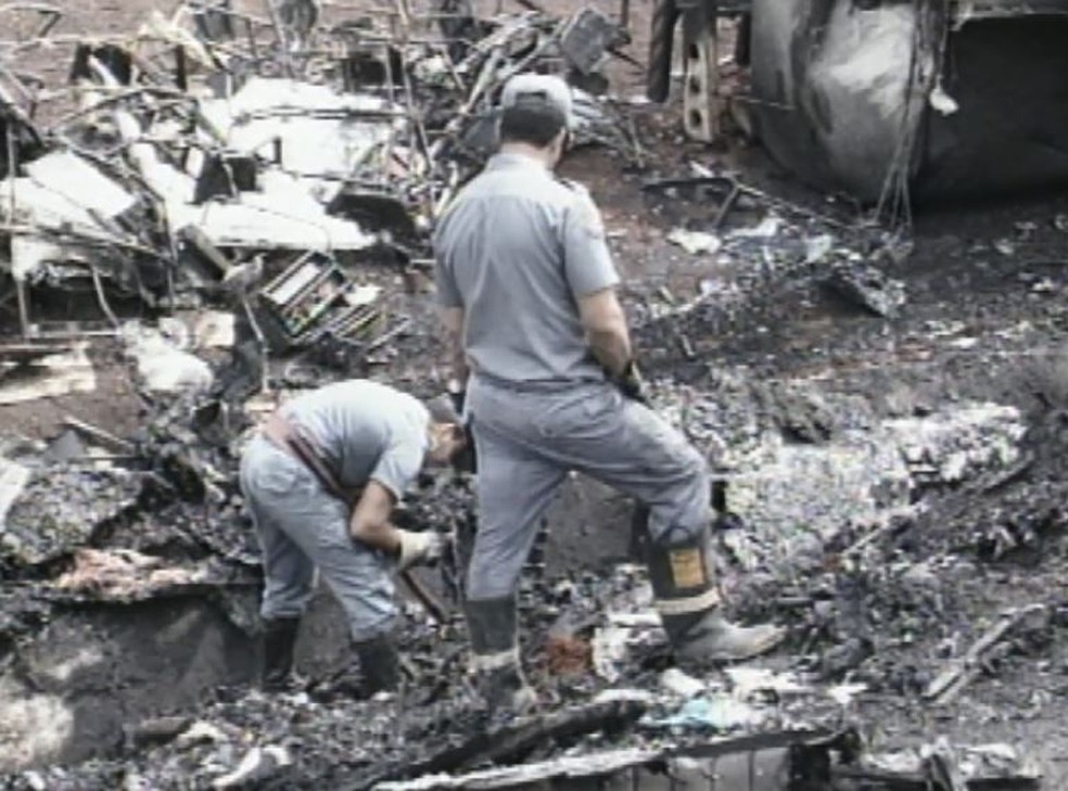 Policiais e bombeiros trabalharam para encontrar corpos e objetos que pudessem identifica-los.  (Foto: Reprodução EPTV)