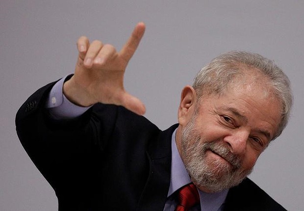 O ex-presidente Luiz Inácio Lula da Silva acena durante seminário em Brasília (Foto: Ueslei Marcelino/Reuters)