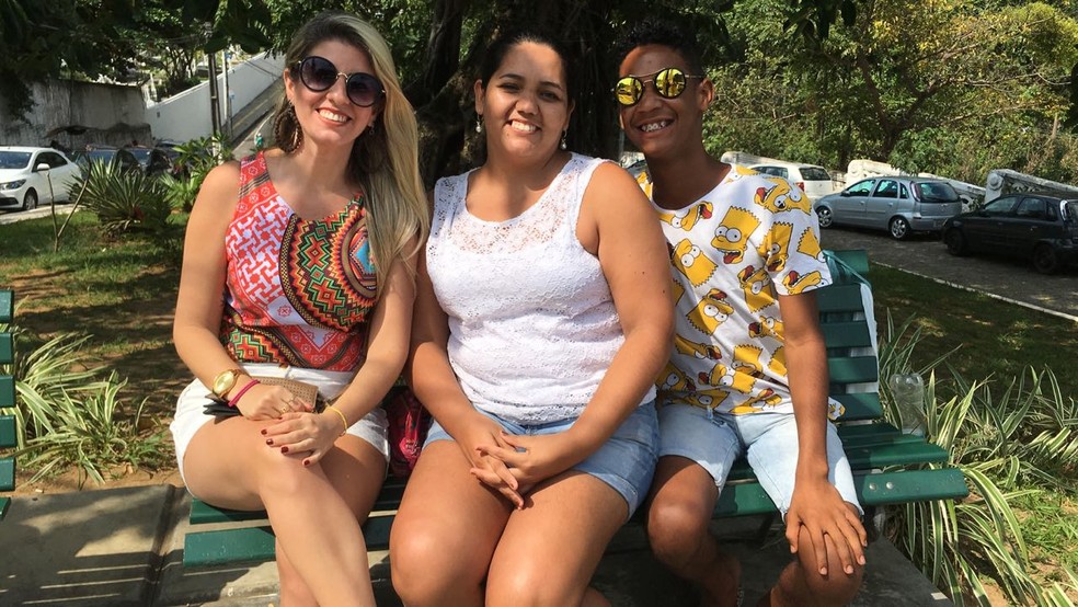 Fãs de Ivete, Fernanda, Roberto e Janilton foram para a igreja para ver Ivete  — Foto: João Souza/ G1