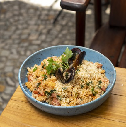  O Lamare, em Santa Teresa, serve arroz jambalaya dos EUA: camarões, frango, porco e mexilhão (R$ 82) — Foto: Divulgação/Guiga Lessa