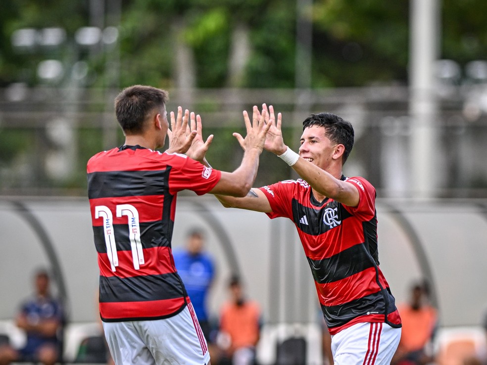 Fabr&iacute;cio (11) e Felipe Teresa comemoram um dos gols rubro-negros &mdash; Foto: Alexandre Neto / Foto do Jogo