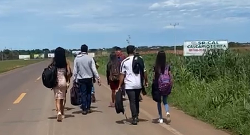 Estudantes de MT são impedidos de passar em bloqueio e andam mais de 5 km para fazer o Enem