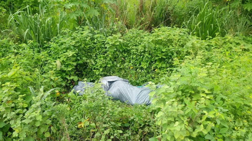 Corpo foi encontrado amarrado em lona em Cuiabá — Foto: Polícia Militar de Mato Grosso/Divulgação