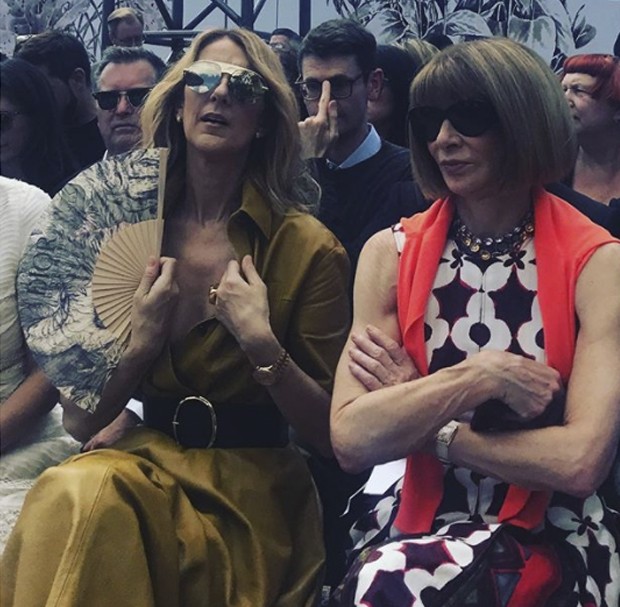 Feeling the heat in her mustard leather dress - Céline Dion with Anna Wintour front row at Dior haute couture in #paris (Foto: @suzymenkesvogue)