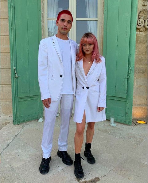 A atriz Maisie Williams com o namorado na segunda cerimônia de casamento da amiga Sophie Turner (Foto: Instagram)