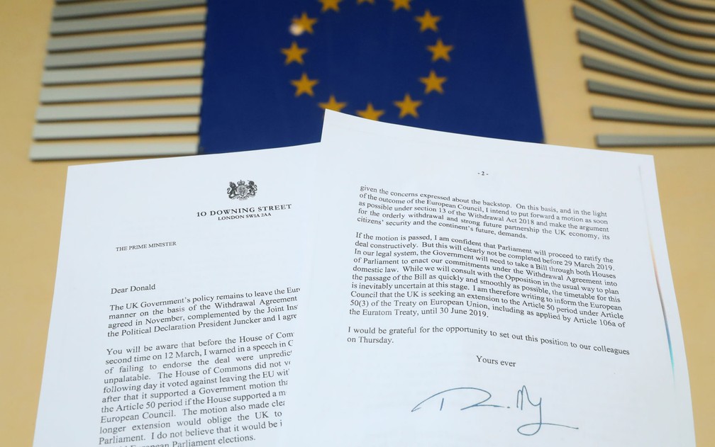Cópia da carta enviada pela primeira-ministra britânica Theresa May ao presidente do Conselho Europeu, Donald Tusk, pedindo o adiamento do Brexit, em foto de quarta-feira (20) — Foto: Reuters/Yves Herman/Illustration