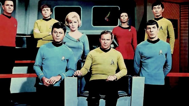 Elenco original da série de TV "Star Trek", conhecida no Brasil como "Jornada nas Estrelas": paixão que extrapolou formato e chegou ao cinema (Foto: Reprodução/Facebook)