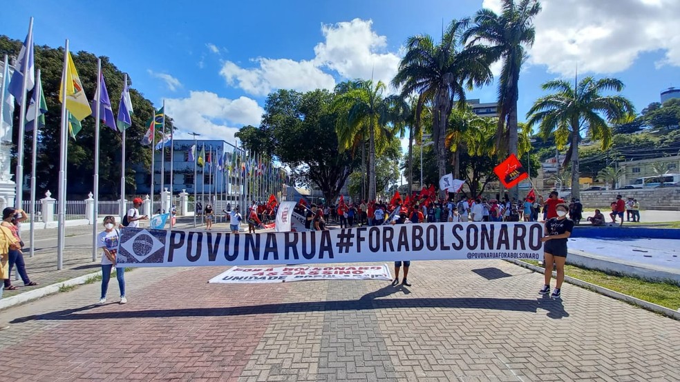Concentração de grupo na Praça dos Martírios, em Maceió, para ato contra Bolsonaro — Foto: Aldo Correia/TV Gazeta