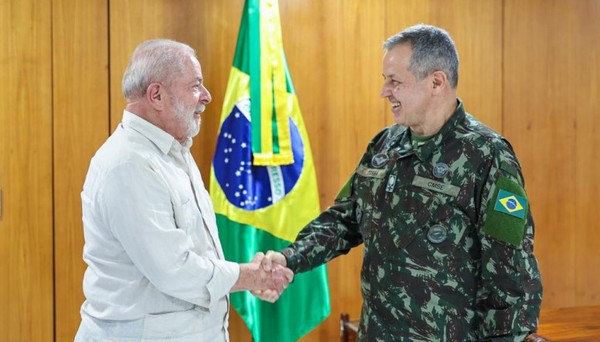 Diante dos comandantes militares, Lula assina a promoção dos novos oficiais