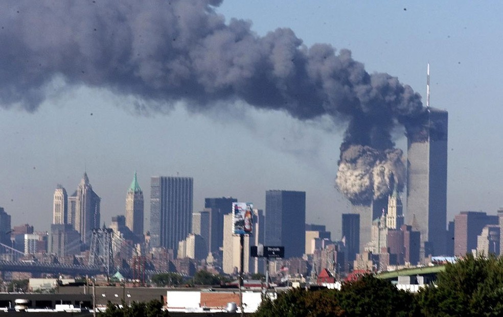 Torres Gêmeas emitem grande nuvem de fumaça após serem atacadas pelas duas aeronaves — Foto: The New York Times