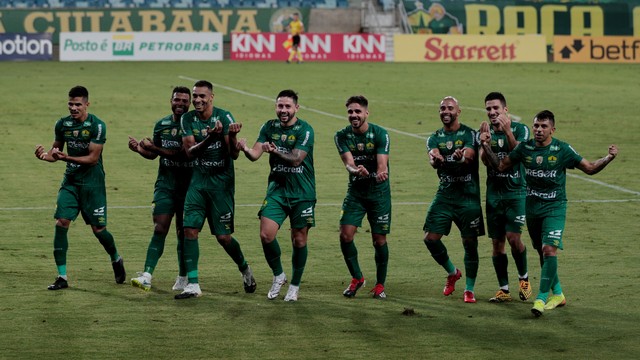 Jogadores do Cuiabá comemoram gol diante do Guarani