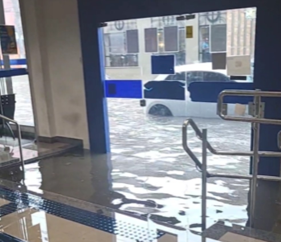 Agência bancária ficou alagada por causa da chuva — Foto: Redes sociais