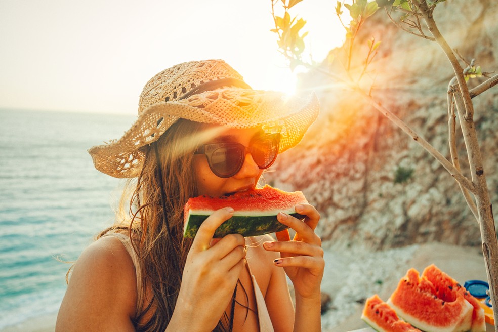 Frutas ajudam a hidratar e a garantir aporte de antioxidantes importantes no verão — Foto: Istock Getty Images