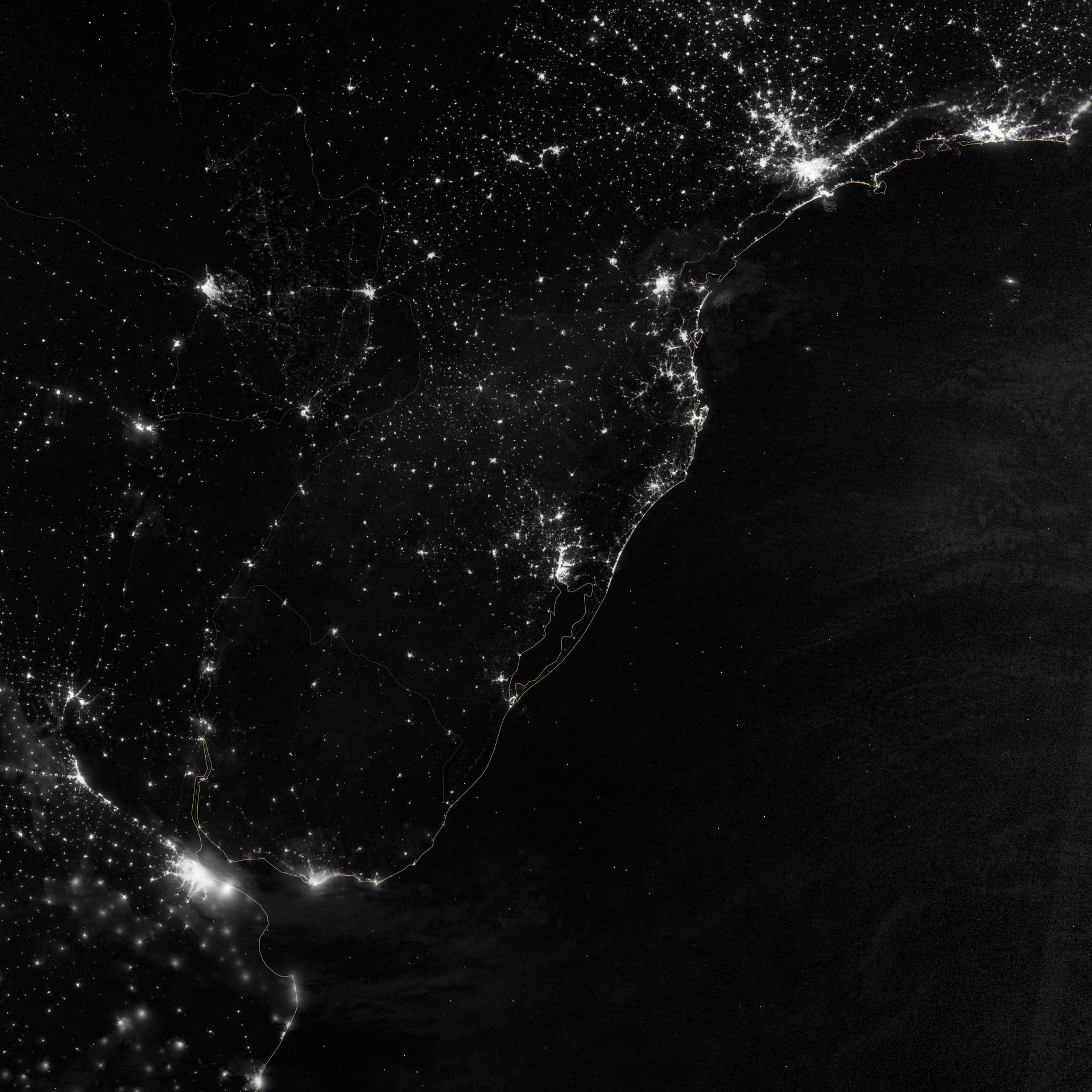 São Paulo e Rio de Janeiro estão no canto superior direito da imagem. Buenos Aires está no canto inferior esquerdo (Foto: NASA Earth Observatory/NOAA-NGDC)