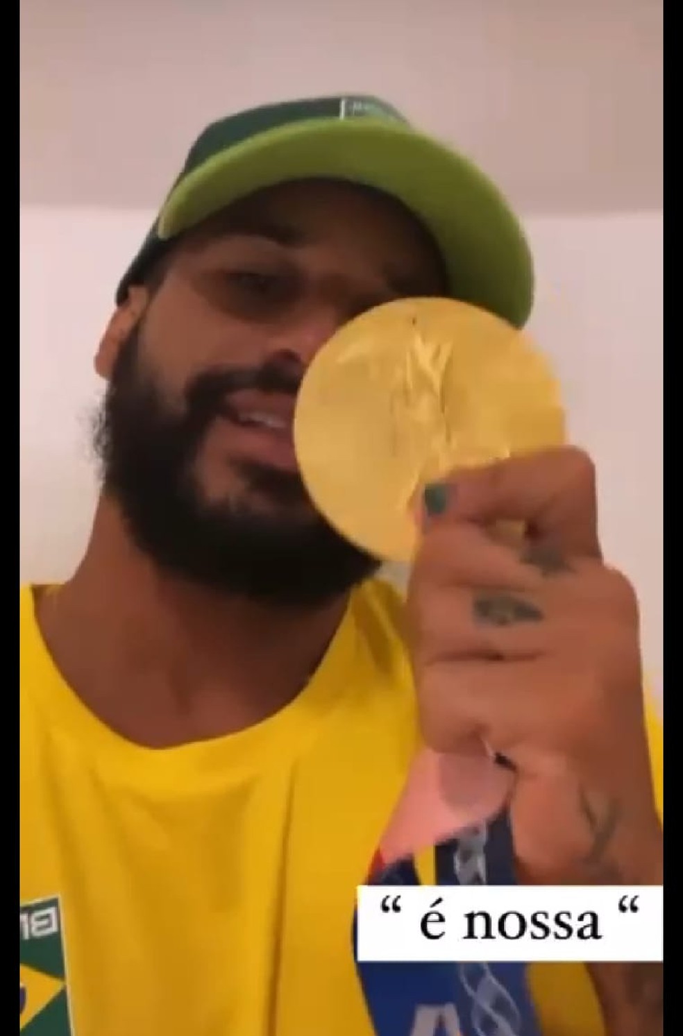 &Iacute;talo Ferreira mostra medalha de ouro conquistada em T&oacute;quio &mdash; Foto: Reprodu&ccedil;&atilde;o