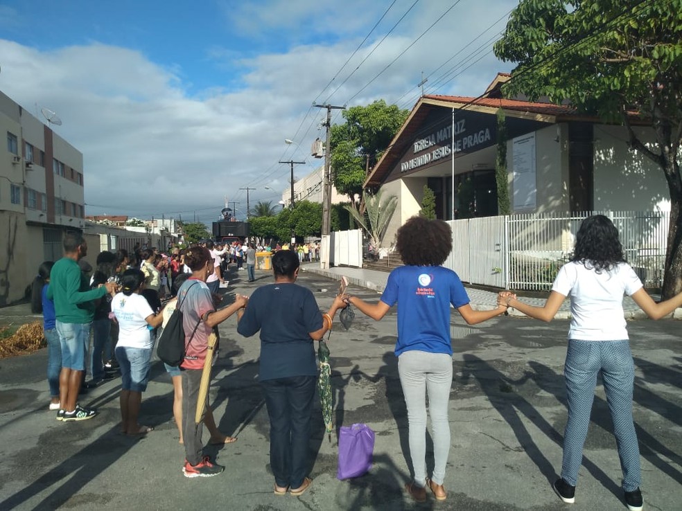  Abraço de solidariedade simbólico foi dado na Igreja Menino Jesus de Praga  — Foto: Carolina Sanches/G1