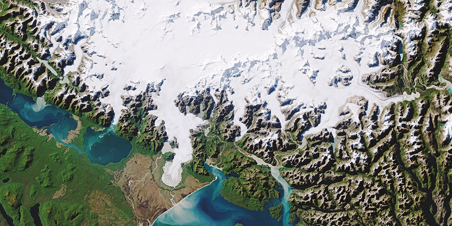 Norte da Patagônia, América do Sul – Na Cordilheira dos Andes, entre o Chile e a Argentina, campos de gelo se estendem por centenas de quilômetros — muito menores do que seu tamanho máximo, atingido há 18 mil anos. (Foto: Jesse Allen e Joshua Stevens/NASA Earth Observatory)