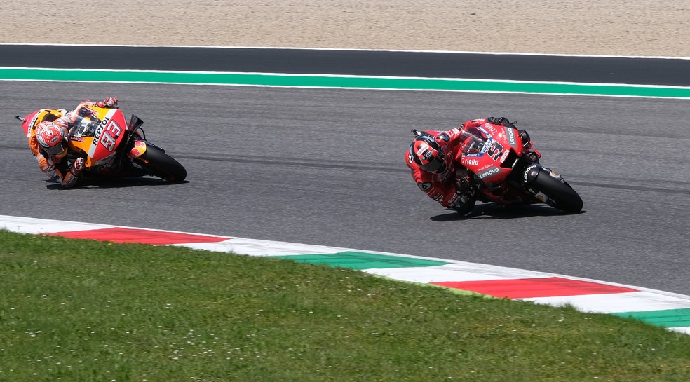 Danilo Petrucci controla Marc Marquez na MotoGP de Mugello â€” Foto: REUTERS/Rafael Marrodan/Photocall3000