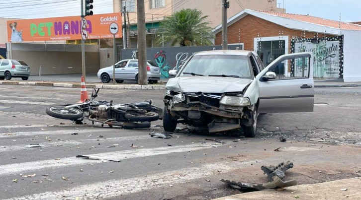 Moto furtada se envolve em acidente em cruzamento de Araraquara