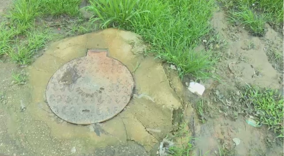 Moradores reclamam que o esgoto transborda e vai para dentro dos quintais da vizinhança (Foto: Reprodução Rede Amazonica)