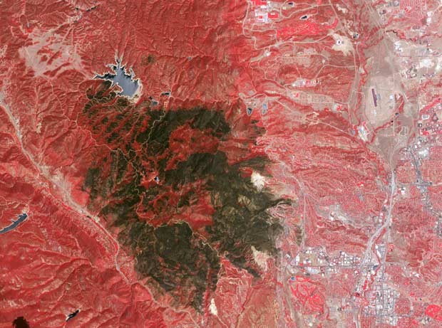 Imagem do satélite Terra, da Nasa, divulgada nesta quinta-feira (5), feita pelo instrumento ASTER (Advanced Spaceborne Thermal Emission and Reflection Radiometer), mostra os estragos provocados até a véspera pelos incêndios florestais no cânion Waldo, em  (Foto: AFP PHOTO / NASA)