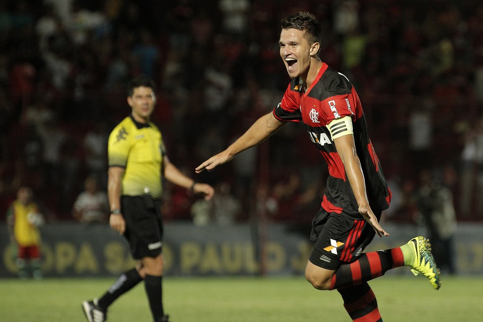 Dener disputou duas Copinhas pelo Flamengo. Chegou aos 16 anos e ficou até os 22  — Foto: Agência Estado