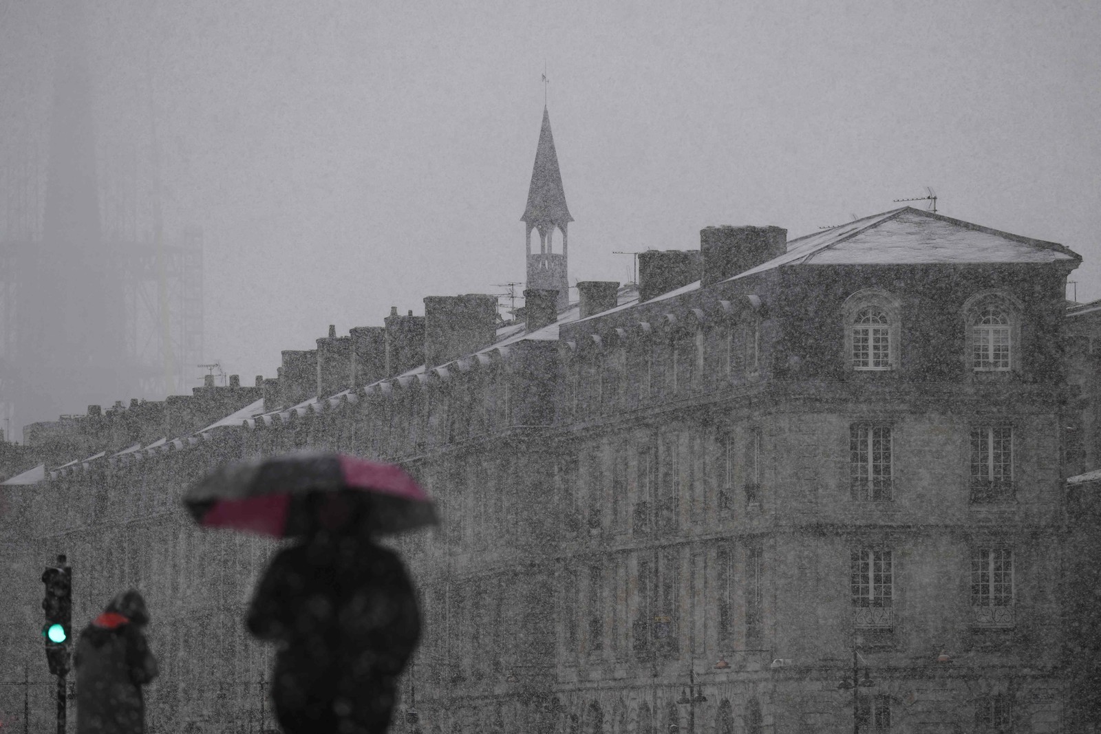 Pedestres caminham sob forte nevasca em Bordeaux, sudoeste da França.  — Foto: Philippe LOPEZ / AFP