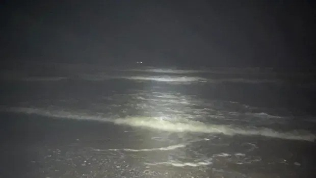 Guarda costeira publicou foto do mar de Caswell Bay no momento em que a família foi encontrada (Foto: Reprodução Twitter)