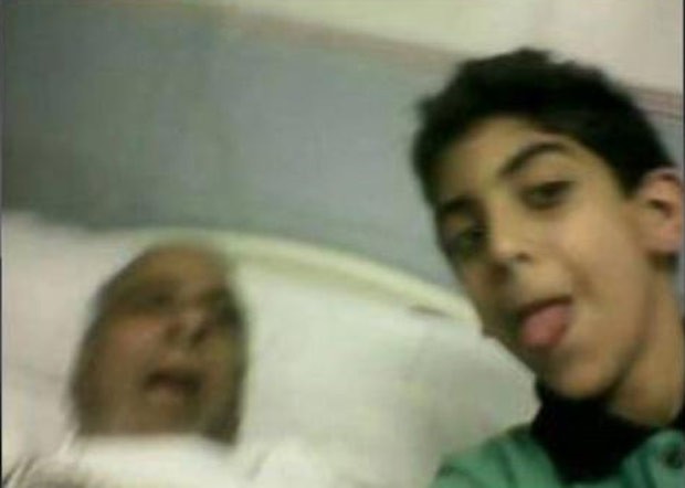 Adolescente saudita fez selfie ao lado de avô recém falecido (Foto: Reprodução)