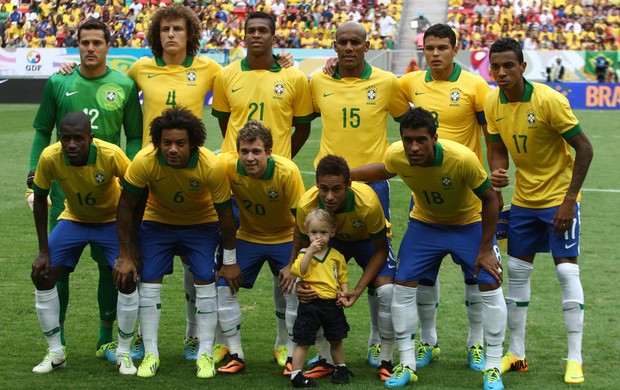 Seleção brasileira contra a Austrália com filho de Neymar (Foto: Mowa Press)
