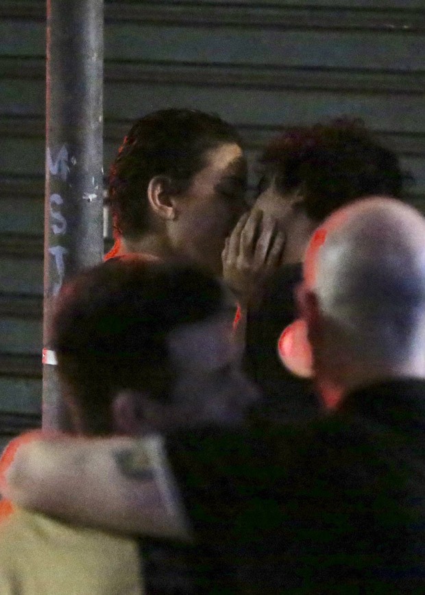 Leandra Leal e George Sauma são vistos aos beijos no Rio de Janeiro (Foto: Thiago Martins/AgNews)