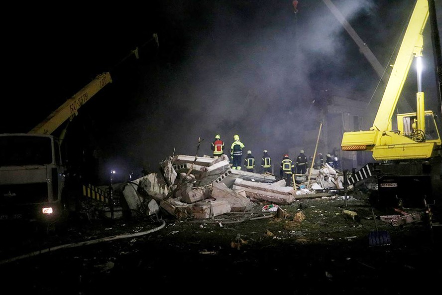 Equipes de resgate trabalham nos escombros de prédio bombardeado na região de Dnipro, na Ucrânia
