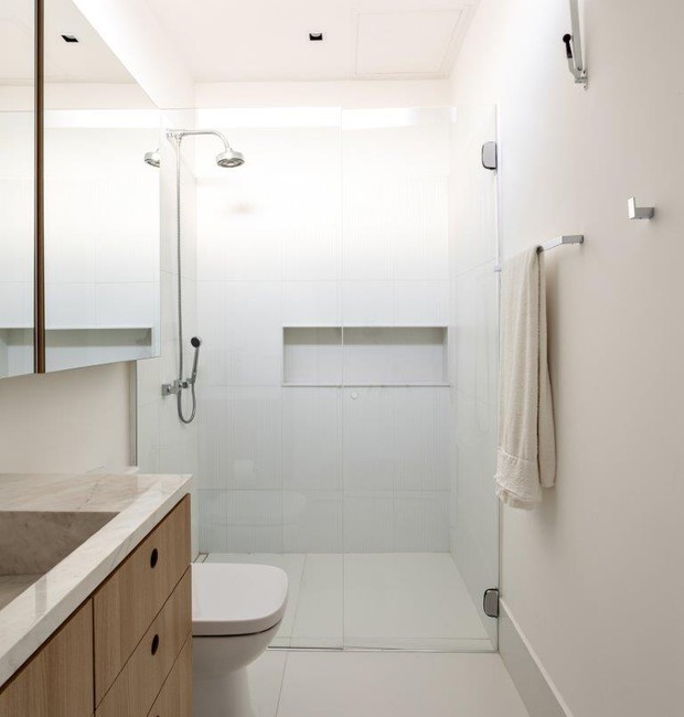 BANHEIRO | O estilo minimalista do projeto do Studio AG continua no banheiro, onde revestimentos brancos se misturam à madeira (Foto: Fran Parente / Divulgação)