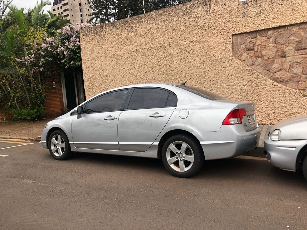 Carro da vítima foi recuperado após o crime (Foto: Jaqueline Frizon/ TV TEM )