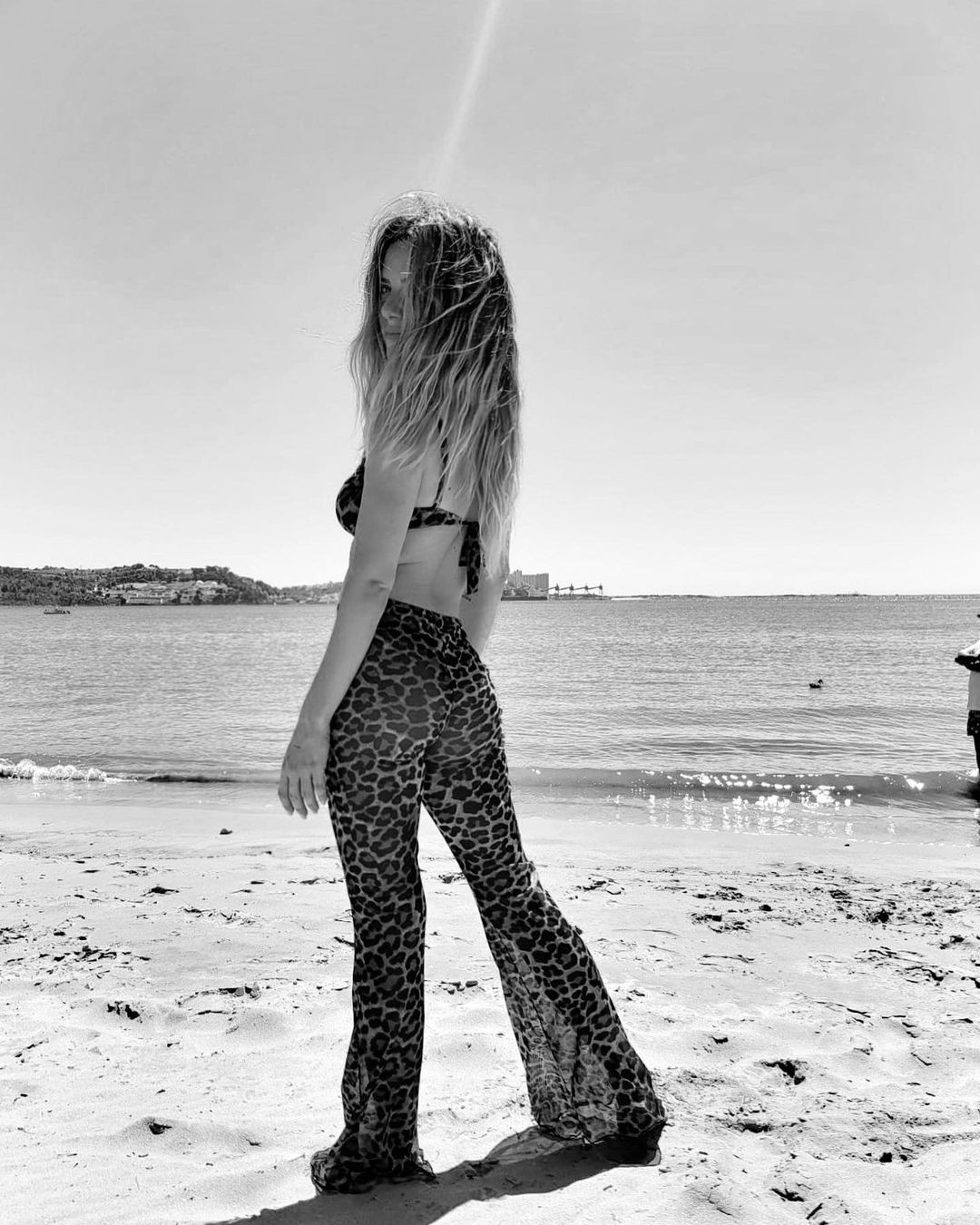Giovanna Ewbank faz pose na praia (Foto: Reprodução Instagram)