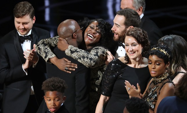 Equipe de "Moonlight" comemora a vitória do Oscar de melhor filme em 2017